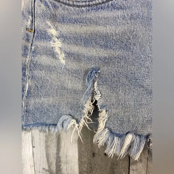AGOLDE Parker Distressed Denim Shorts in Swapmeet Size 27.
