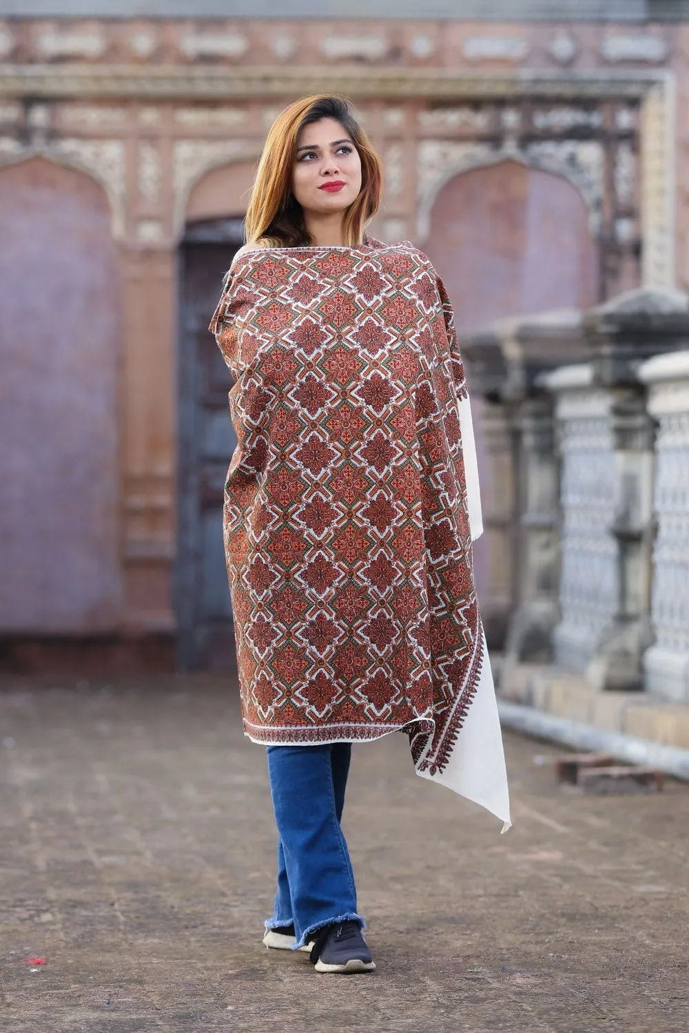 Attractive White Colour Embroidered Sozni Shawl Enriched With Beautiful Jaal Pattern Having Paisley And Border