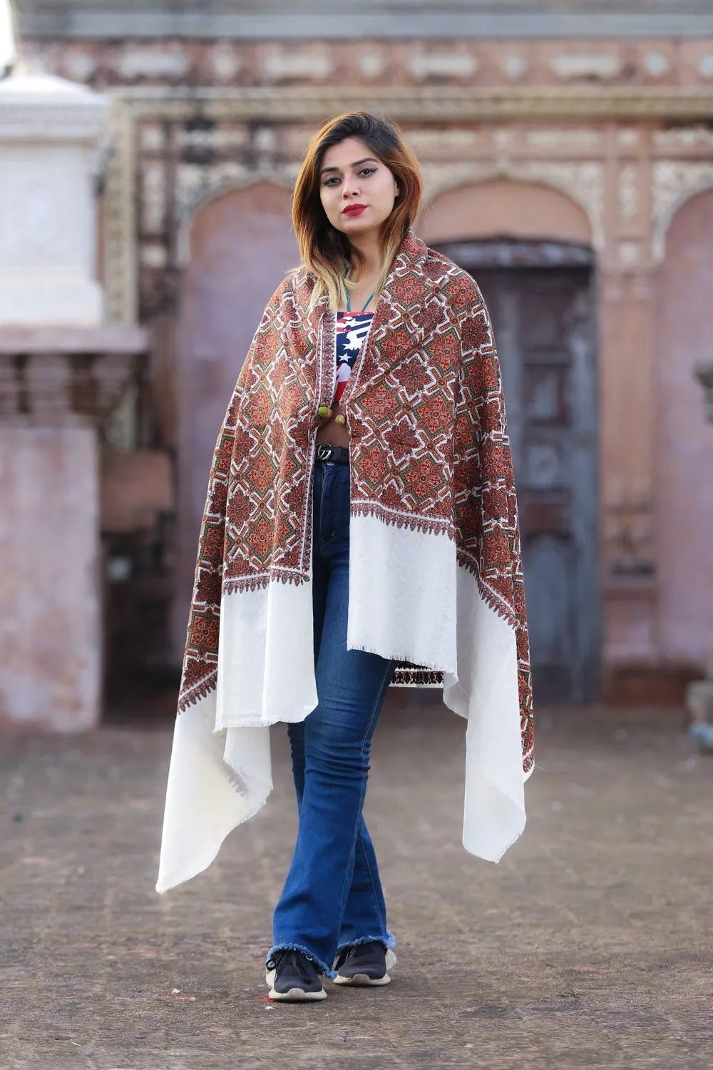 Attractive White Colour Embroidered Sozni Shawl Enriched With Beautiful Jaal Pattern Having Paisley And Border
