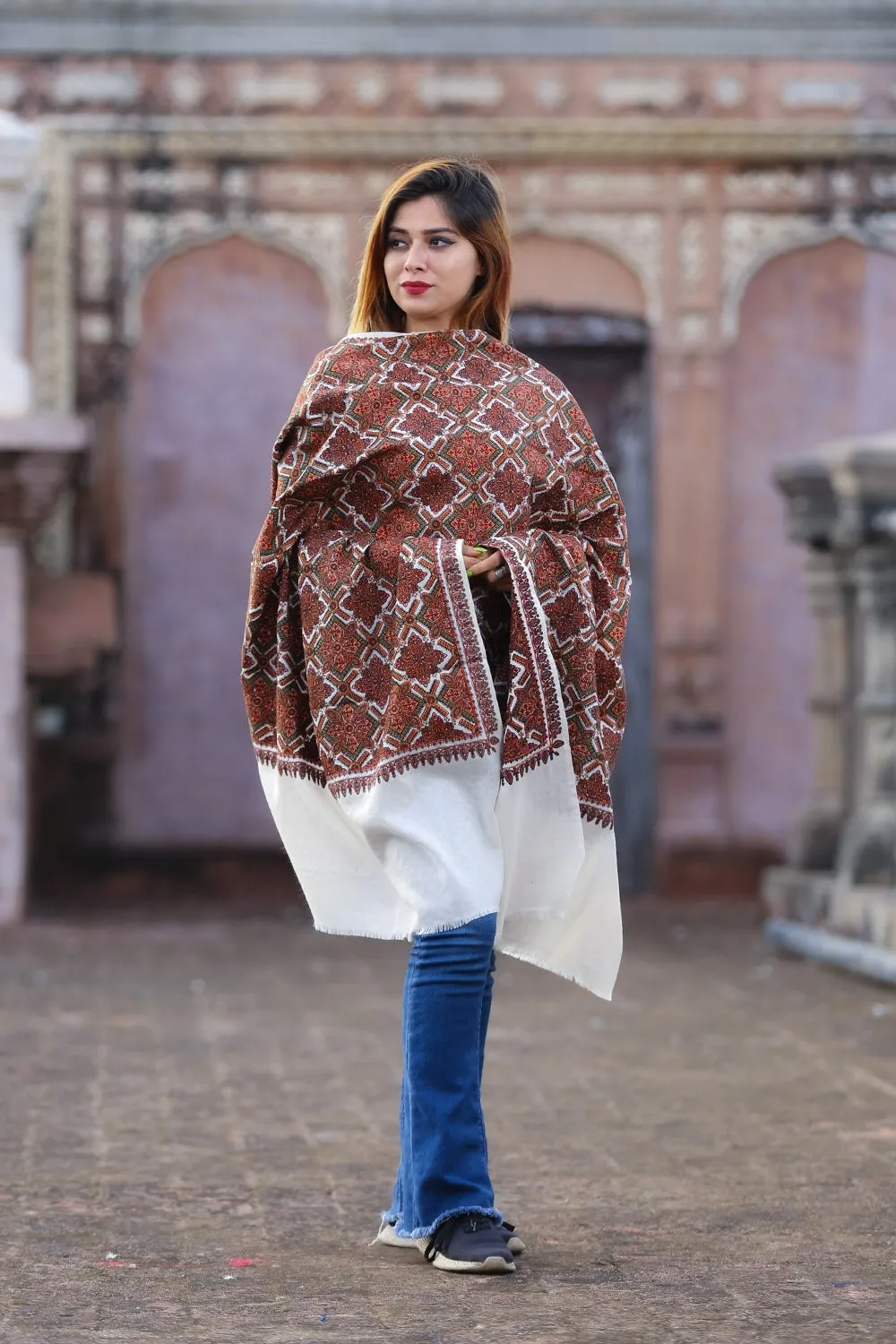 Attractive White Colour Embroidered Sozni Shawl Enriched With Beautiful Jaal Pattern Having Paisley And Border