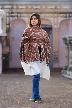 Attractive White Colour Embroidered Sozni Shawl Enriched With Beautiful Jaal Pattern Having Paisley And Border