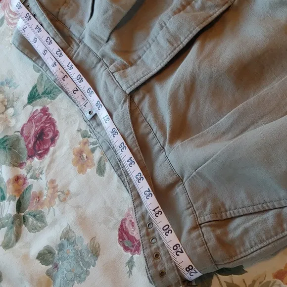 Banana Republic Safari Shorts Sage Green in Women's size 14 Cotton Linen Blend