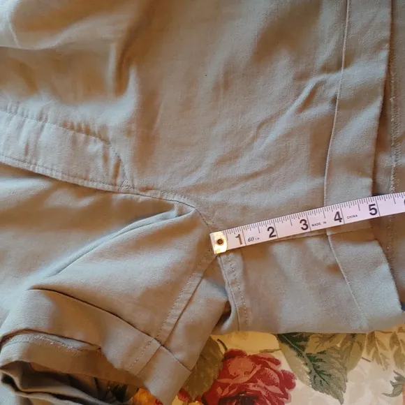 Banana Republic Safari Shorts Sage Green in Women's size 14 Cotton Linen Blend