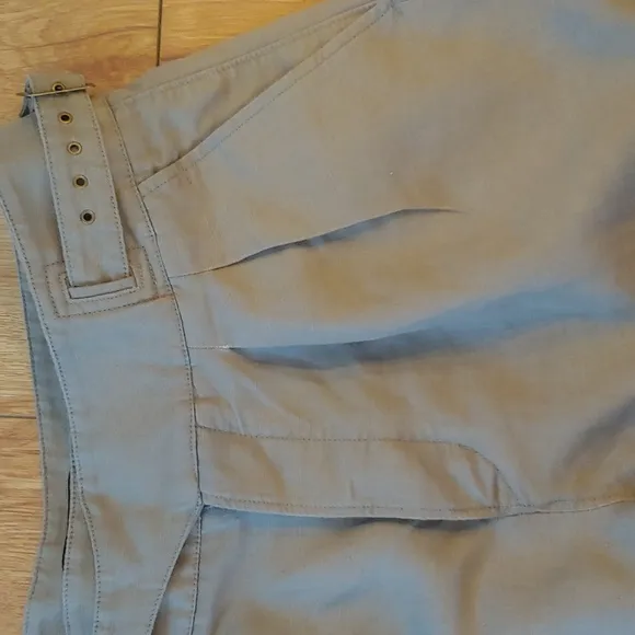 Banana Republic Safari Shorts Sage Green in Women's size 14 Cotton Linen Blend