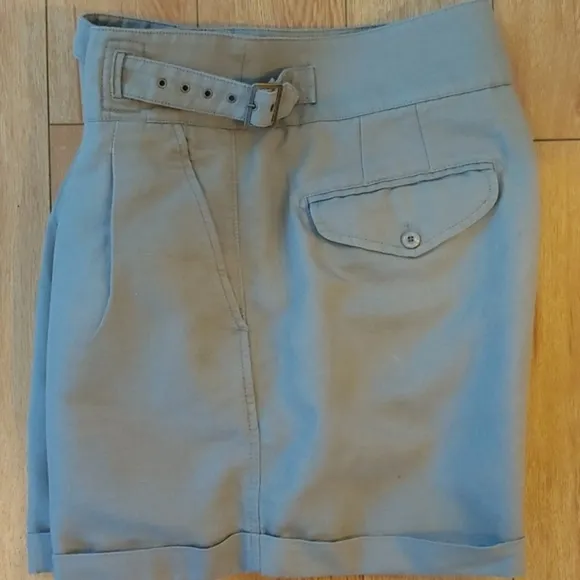 Banana Republic Safari Shorts Sage Green in Women's size 14 Cotton Linen Blend