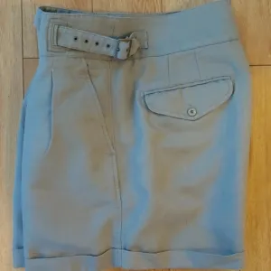 Banana Republic Safari Shorts Sage Green in Women's size 14 Cotton Linen Blend