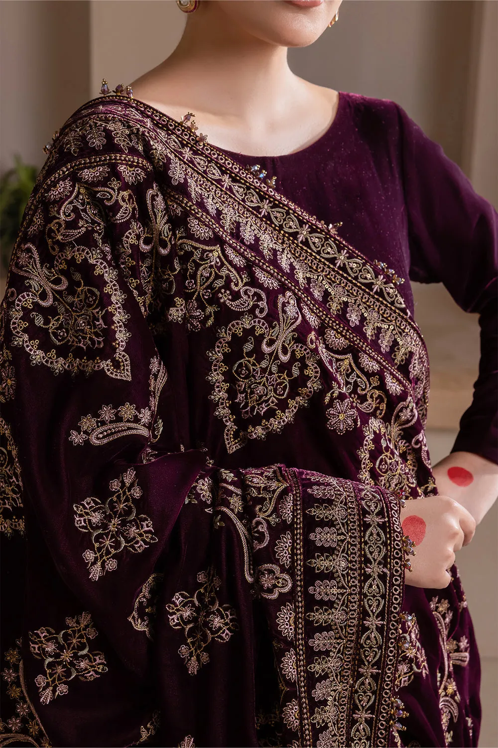 BAROQUE | EMBROIDERED VELVET SHAWL '23 | VS-38