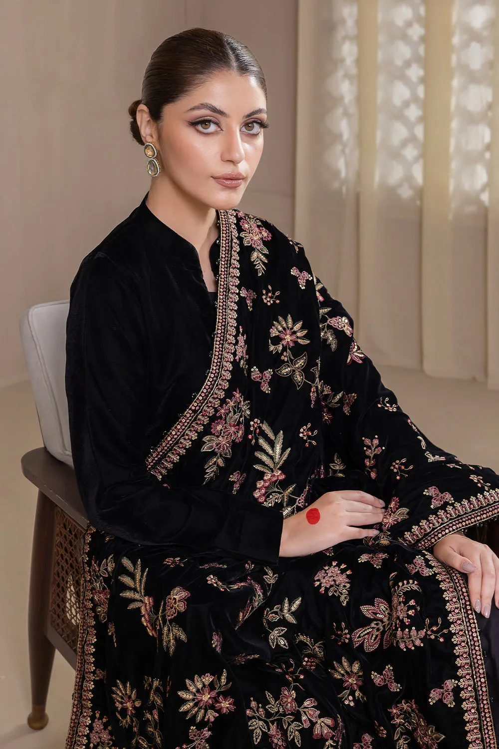 BAROQUE | EMBROIDERED VELVET SHAWL '23 | VS-39