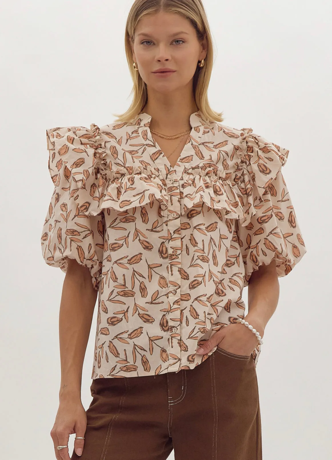 Ecru printed button v-neck ss ruffled