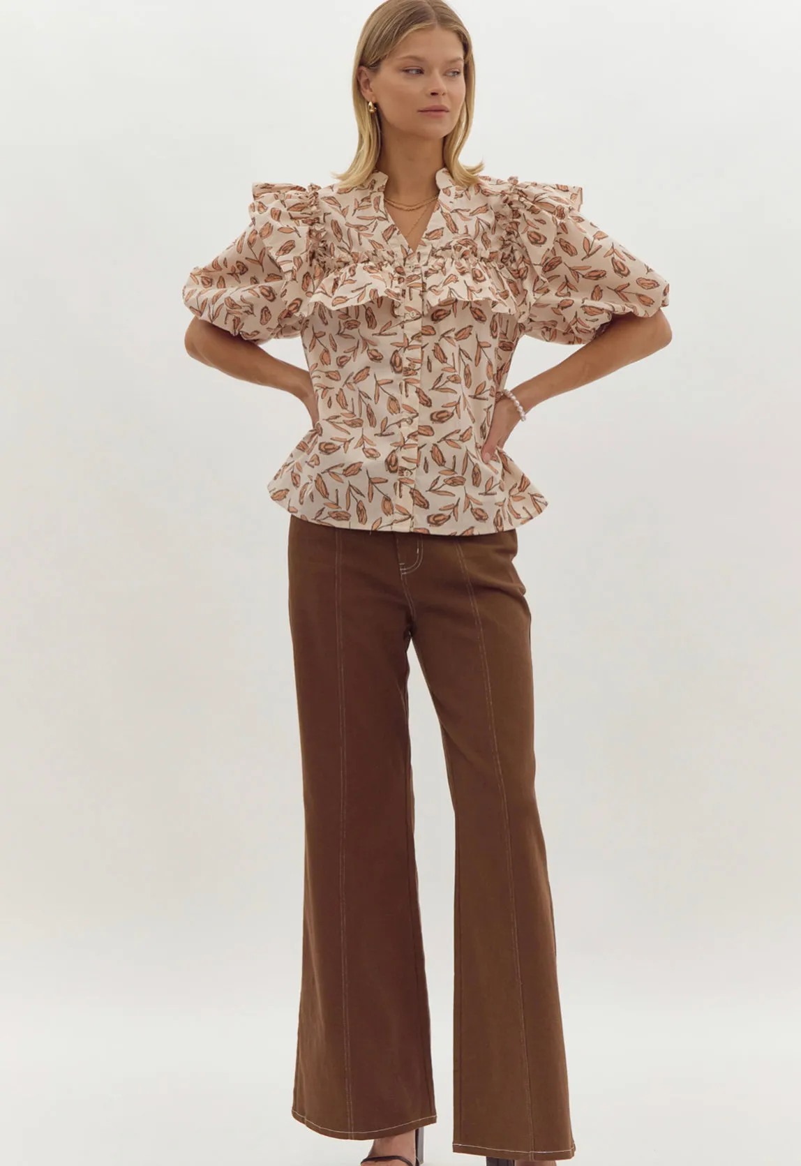 Ecru printed button v-neck ss ruffled