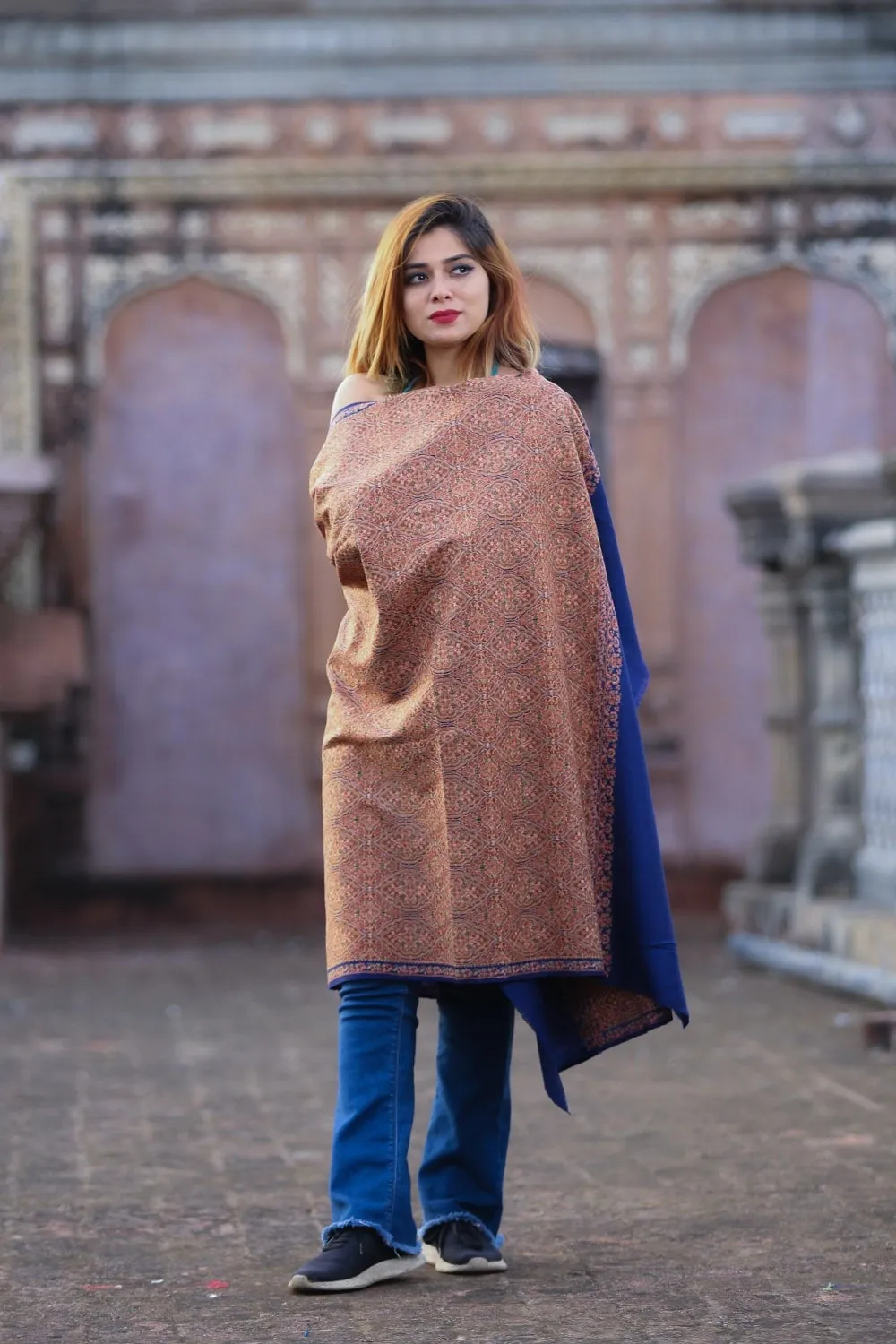 Exotic Navy Blue Colour Embroidered Sozni Shawl Enriched With Beautiful Jaal Pattern Having Paisley And Border