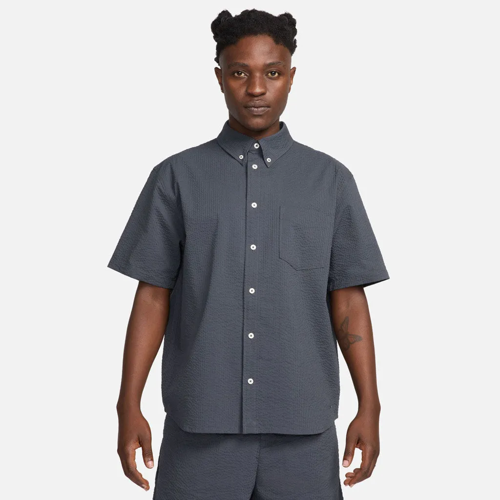 NIKE LIFE S/S SEERSUCKER BUTTON DOWN SHIRT - ANTHRACITE/ANTHRACITE