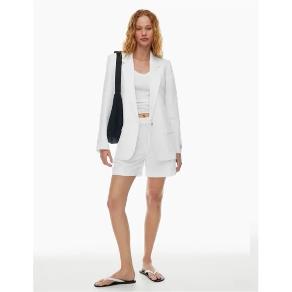 NWT Aritzia Effortless Linen Shorts in Mid Thigh