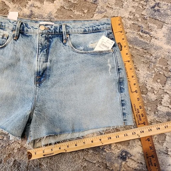 NWT Good American '90s High Waist Denim Shorts. Women's size 12.