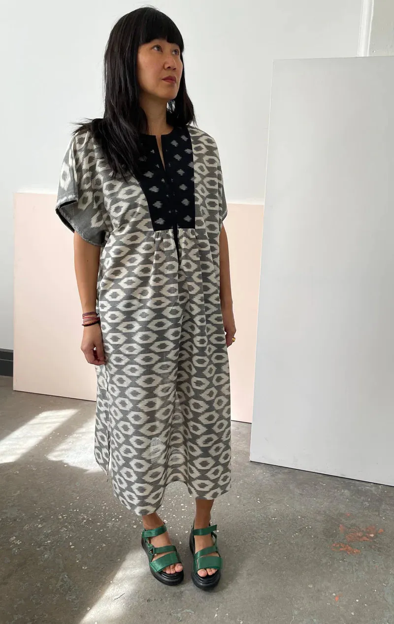 SLIM BLACK AND WHITE GRAPHIC BIB CAFTAN
