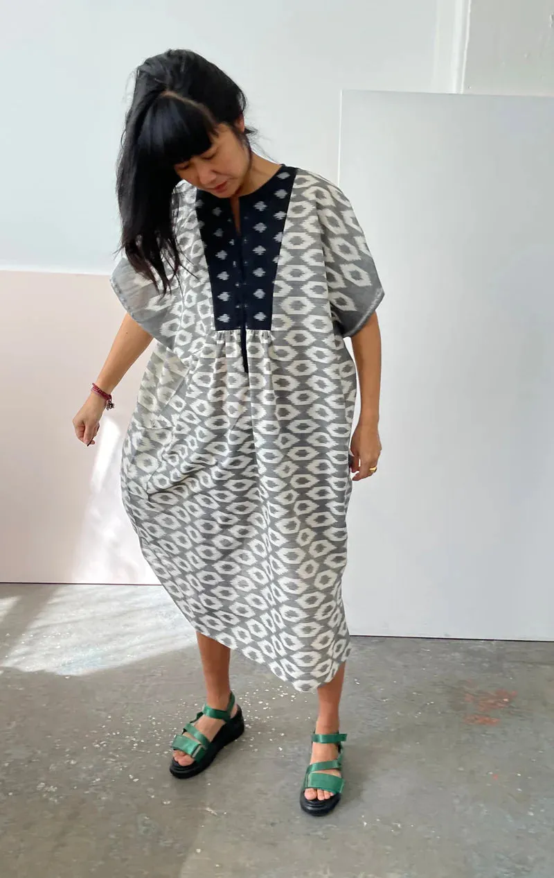 SLIM BLACK AND WHITE GRAPHIC BIB CAFTAN